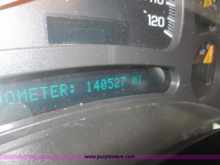 image for item I2127 2003 Chevrolet Silverado 2500HD Crew Cab pickup truck