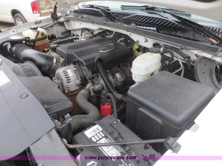 image for item I2127 2003 Chevrolet Silverado 2500HD Crew Cab pickup truck