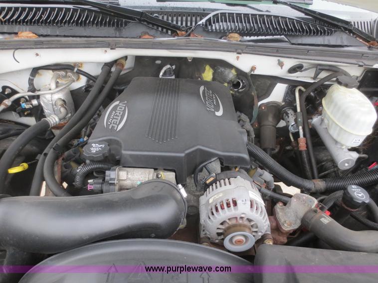 image for item I2127 2003 Chevrolet Silverado 2500HD Crew Cab pickup truck