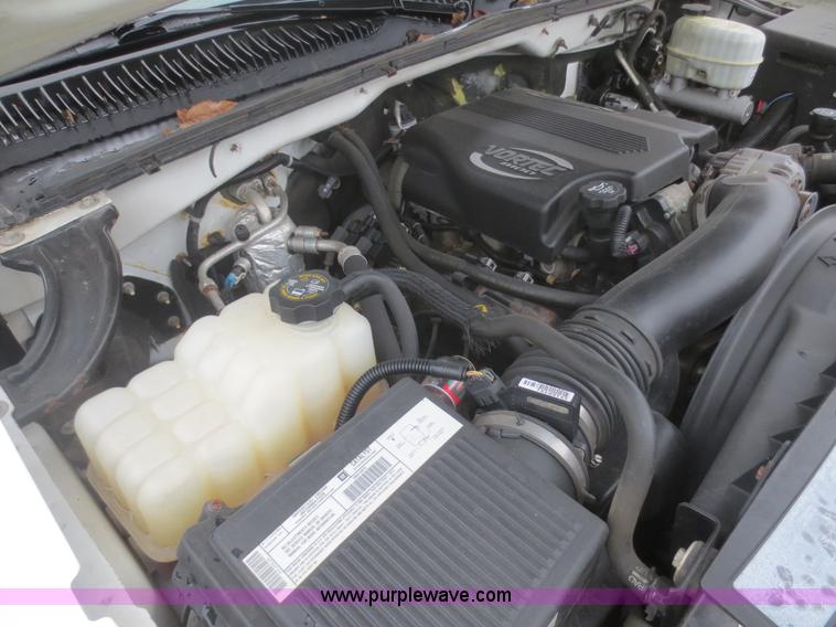 image for item I2127 2003 Chevrolet Silverado 2500HD Crew Cab pickup truck