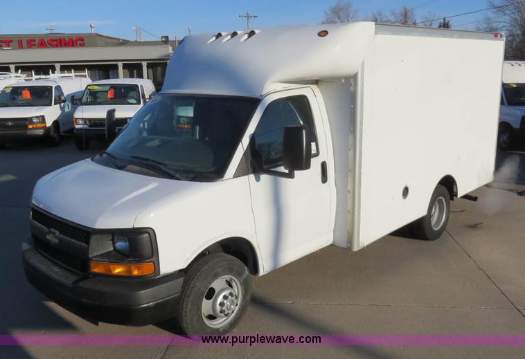 image for item I2406 2006 Chevrolet Express G3500 box truck