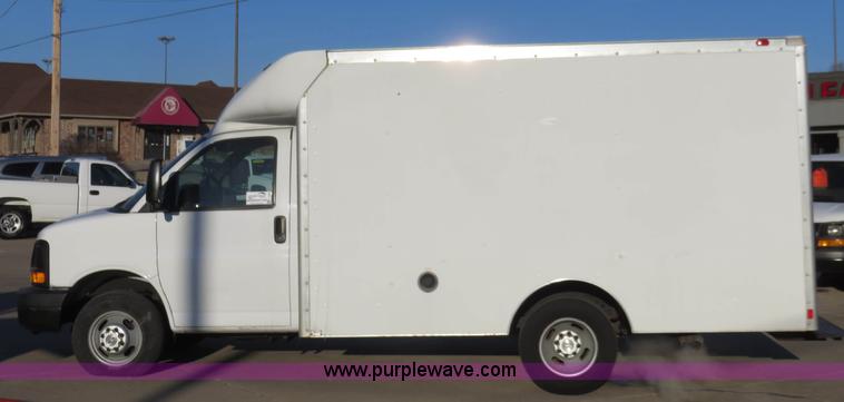 image for item I2406 2006 Chevrolet Express G3500 box truck