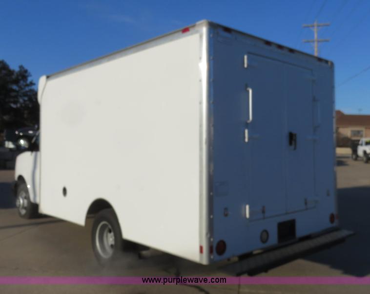 image for item I2406 2006 Chevrolet Express G3500 box truck