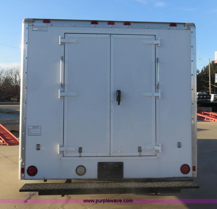 image for item I2406 2006 Chevrolet Express G3500 box truck