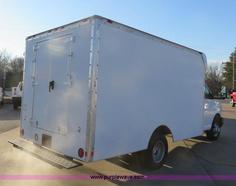 image for item I2406 2006 Chevrolet Express G3500 box truck