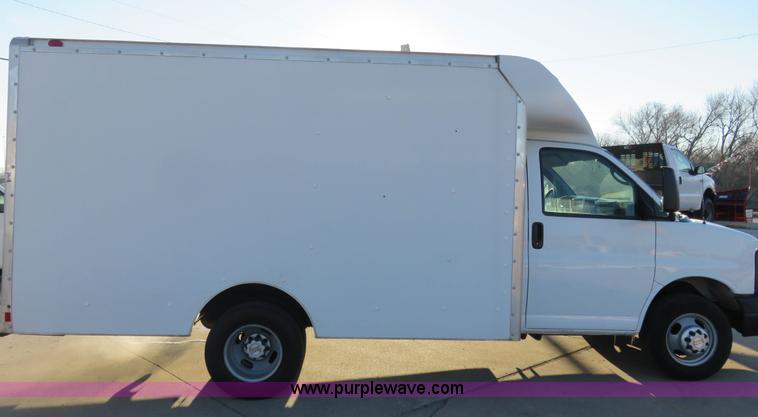 image for item I2406 2006 Chevrolet Express G3500 box truck