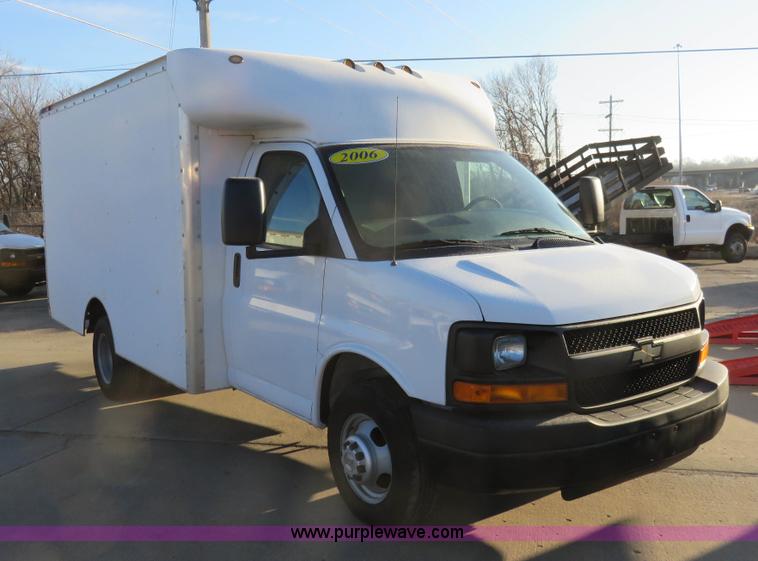 image for item I2406 2006 Chevrolet Express G3500 box truck