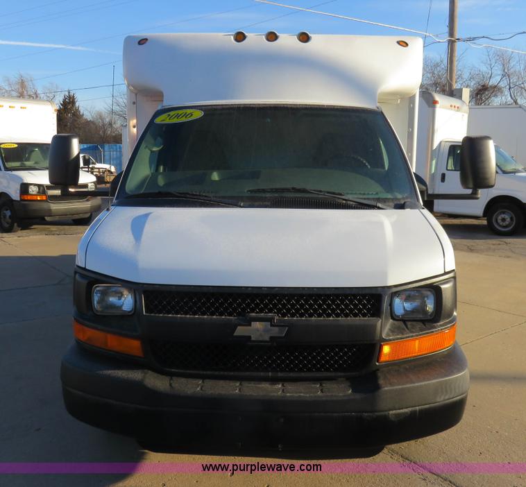 image for item I2406 2006 Chevrolet Express G3500 box truck