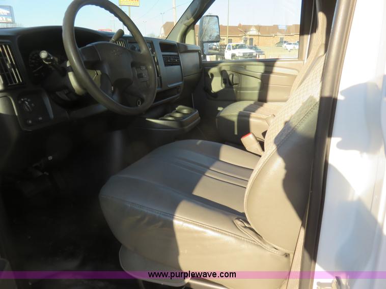 image for item I2406 2006 Chevrolet Express G3500 box truck