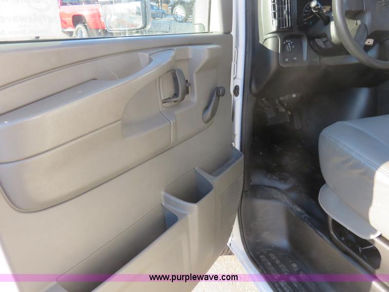 image for item I2406 2006 Chevrolet Express G3500 box truck