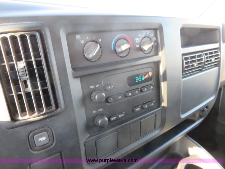 image for item I2406 2006 Chevrolet Express G3500 box truck