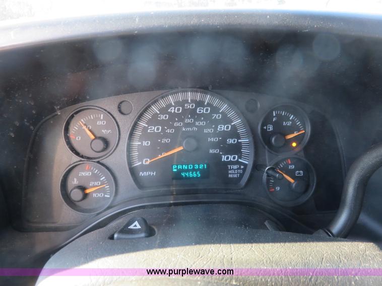 image for item I2406 2006 Chevrolet Express G3500 box truck