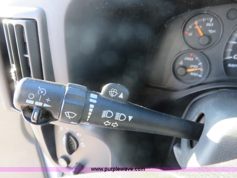 image for item I2406 2006 Chevrolet Express G3500 box truck