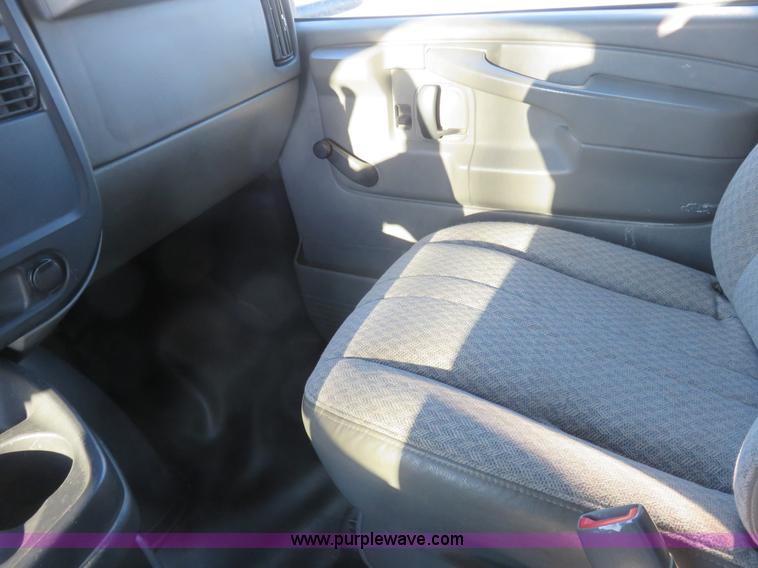 image for item I2406 2006 Chevrolet Express G3500 box truck