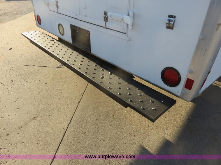 image for item I2406 2006 Chevrolet Express G3500 box truck