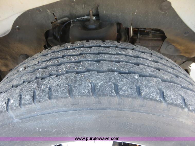 image for item I2406 2006 Chevrolet Express G3500 box truck