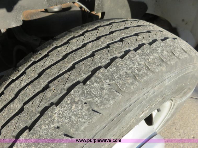 image for item I2406 2006 Chevrolet Express G3500 box truck