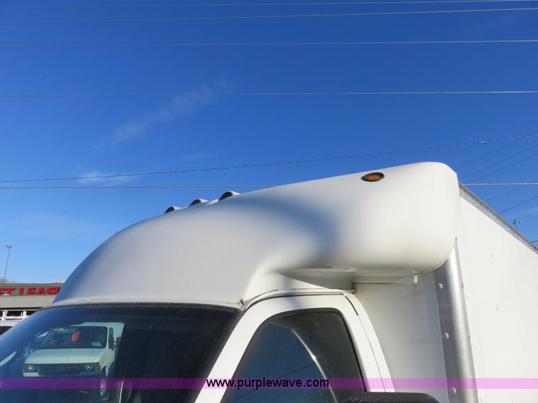 image for item I2406 2006 Chevrolet Express G3500 box truck