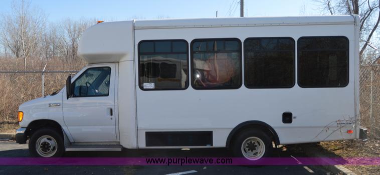 image for item I6858 2007 Ford Econoline E450 Starcraft bus