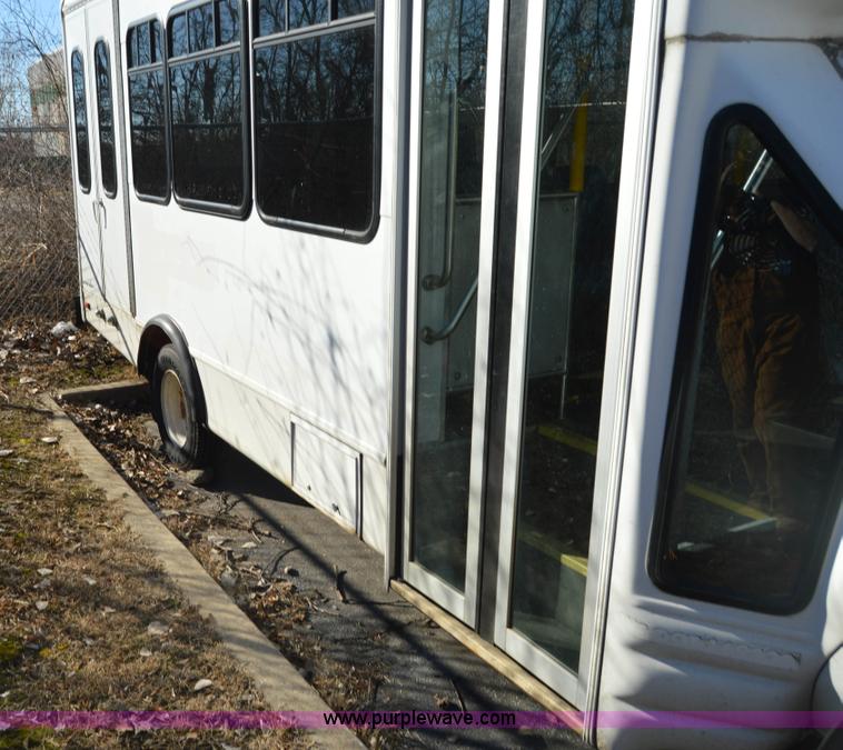 image for item I6858 2007 Ford Econoline E450 Starcraft bus