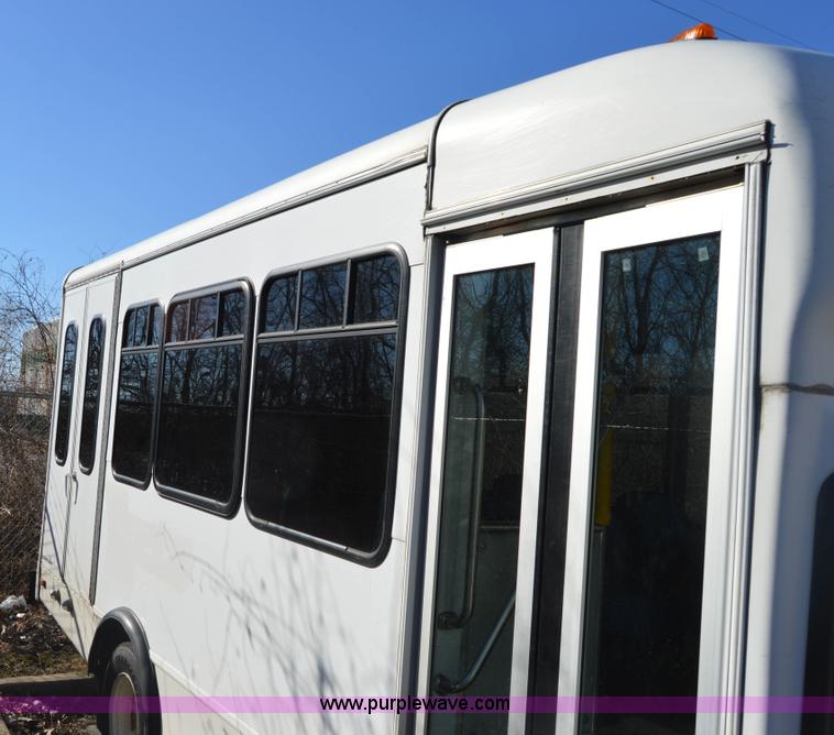 image for item I6858 2007 Ford Econoline E450 Starcraft bus