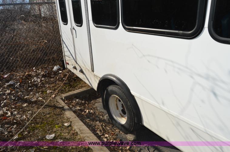 image for item I6858 2007 Ford Econoline E450 Starcraft bus