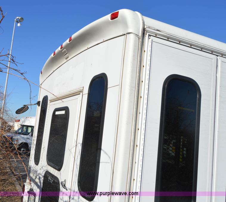 image for item I6858 2007 Ford Econoline E450 Starcraft bus