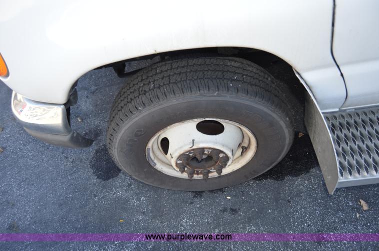 image for item I6858 2007 Ford Econoline E450 Starcraft bus