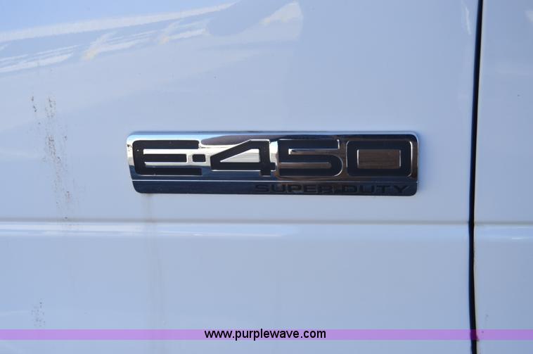 image for item I6858 2007 Ford Econoline E450 Starcraft bus