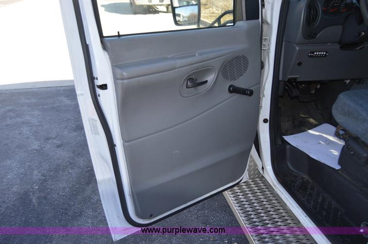 image for item I6858 2007 Ford Econoline E450 Starcraft bus