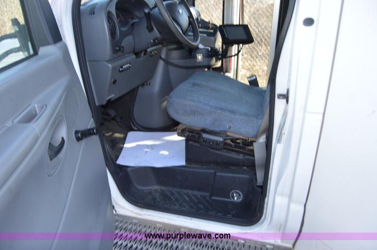 image for item I6858 2007 Ford Econoline E450 Starcraft bus