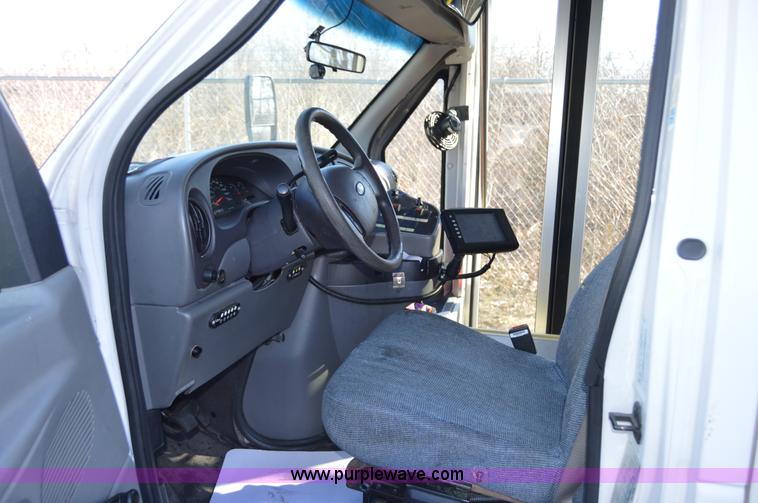 image for item I6858 2007 Ford Econoline E450 Starcraft bus