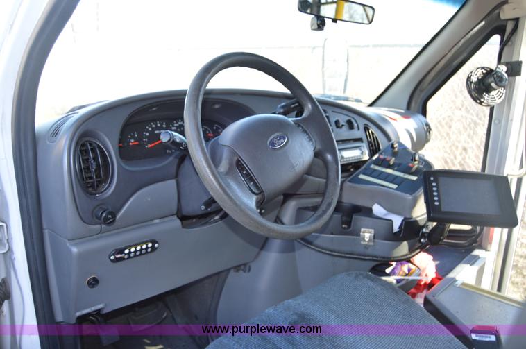 image for item I6858 2007 Ford Econoline E450 Starcraft bus