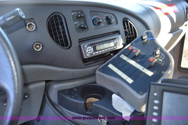 image for item I6858 2007 Ford Econoline E450 Starcraft bus