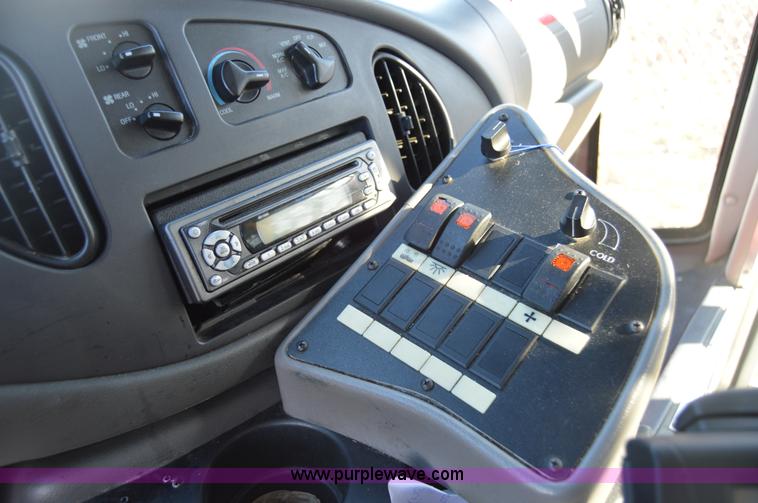 image for item I6858 2007 Ford Econoline E450 Starcraft bus