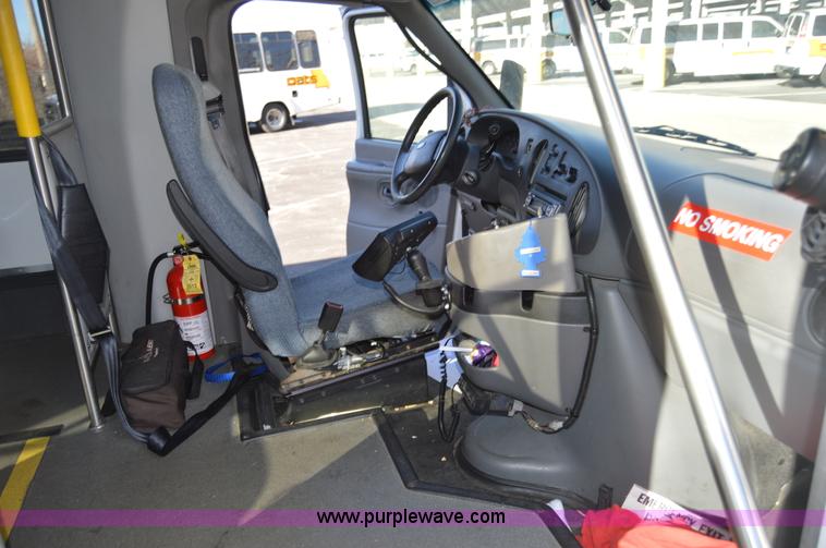 image for item I6858 2007 Ford Econoline E450 Starcraft bus