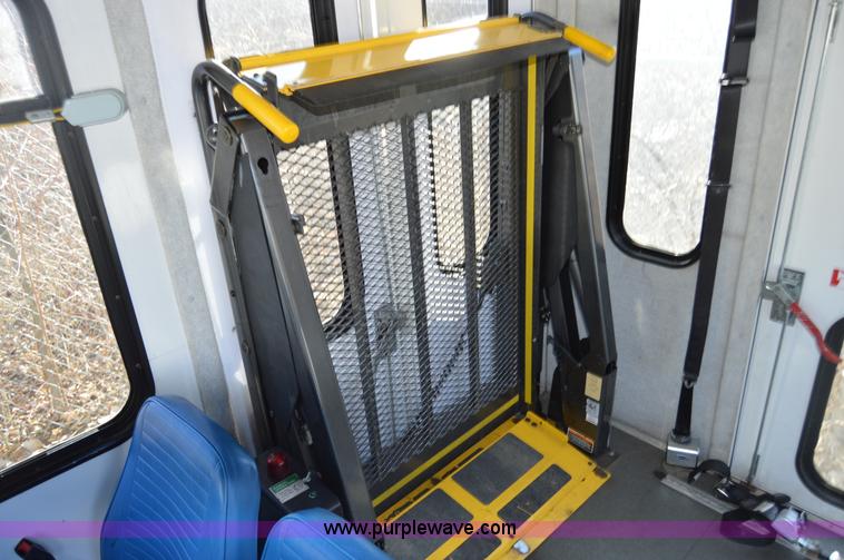 image for item I6858 2007 Ford Econoline E450 Starcraft bus