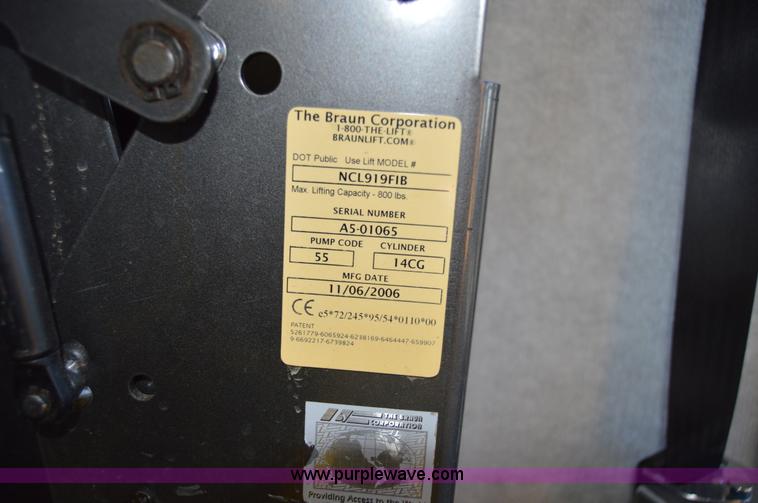 image for item I6858 2007 Ford Econoline E450 Starcraft bus