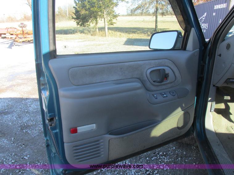 image for item I8807 1997 Chevrolet 1500 Ext. Cab pickup truck