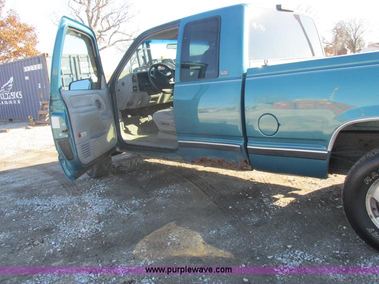 image for item I8807 1997 Chevrolet 1500 Ext. Cab pickup truck