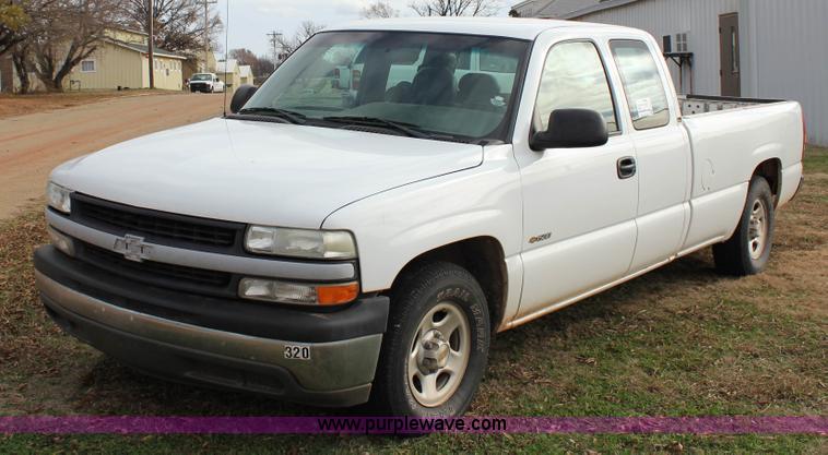 image for item J2330 2002 Chevrolet Silverado 1500 Ext. Cab pickup truck
