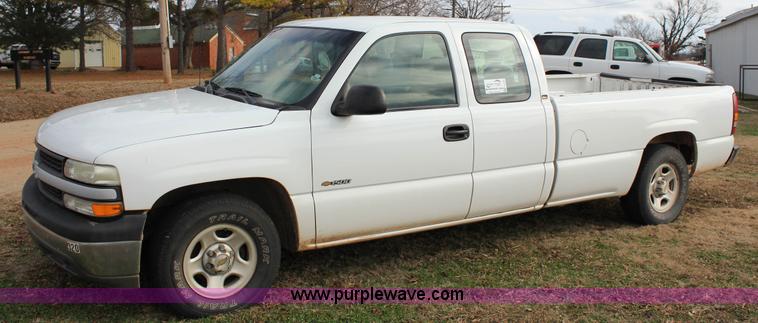 image for item J2330 2002 Chevrolet Silverado 1500 Ext. Cab pickup truck