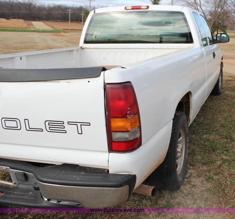 image for item J2330 2002 Chevrolet Silverado 1500 Ext. Cab pickup truck