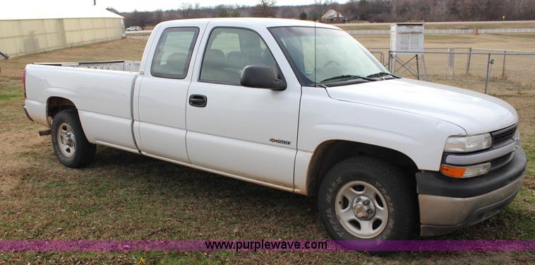 image for item J2330 2002 Chevrolet Silverado 1500 Ext. Cab pickup truck