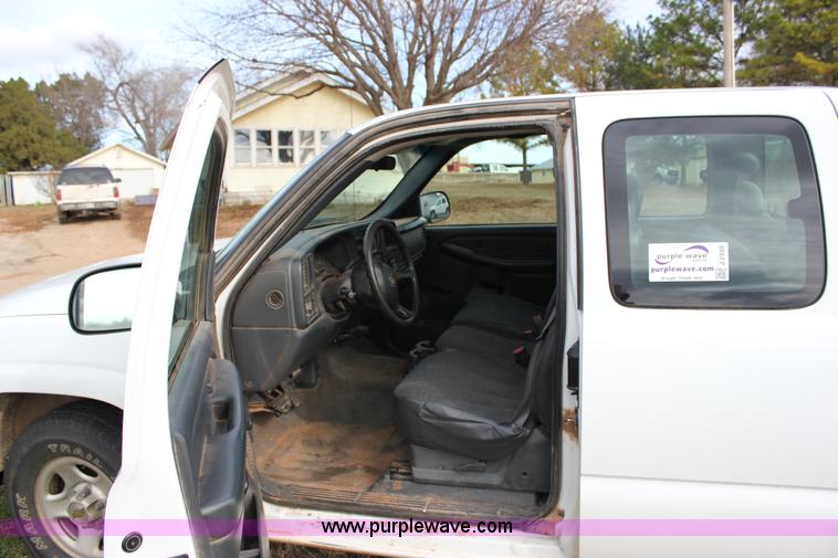 image for item J2330 2002 Chevrolet Silverado 1500 Ext. Cab pickup truck