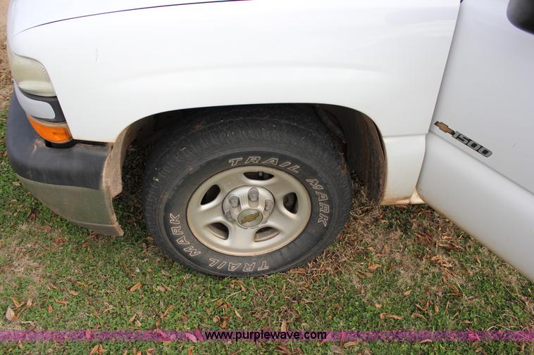 image for item J2330 2002 Chevrolet Silverado 1500 Ext. Cab pickup truck