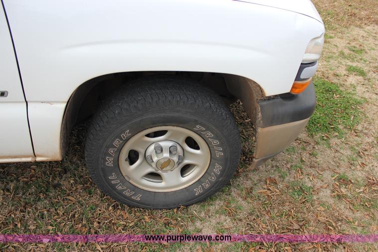image for item J2330 2002 Chevrolet Silverado 1500 Ext. Cab pickup truck