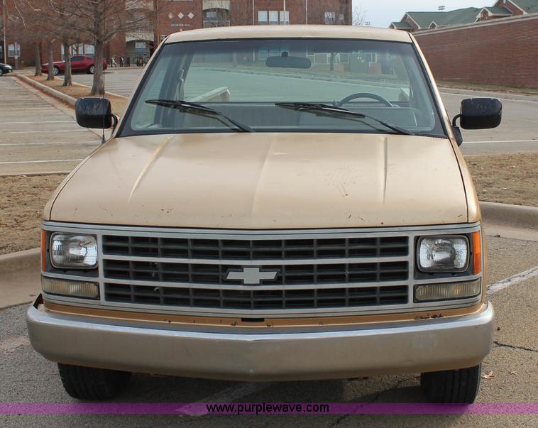 image for item J2333 1988 Chevrolet Silverado 1500 pickup truck