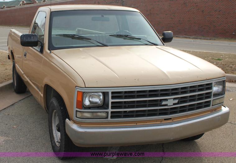 image for item J2333 1988 Chevrolet Silverado 1500 pickup truck