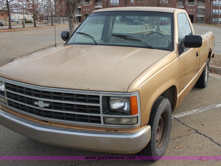 image for item J2333 1988 Chevrolet Silverado 1500 pickup truck